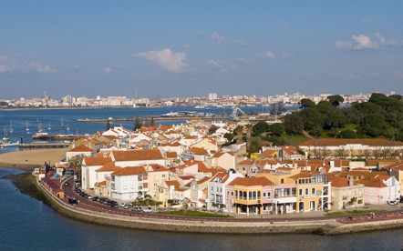 Seixal divulga Inovação e Sustentabilidade no Portugal Smart Cities Summit
Por Humberto Lameiras
Outubro 6, 2024
Certame sobre melhoria da qualidade de vida dos cidadãos de terça a quinta-feira no Pavilhão 1 da FIL, no Parque das Nações

O Portugal Smart Cities Summit decorre entre terça e quinta-feira, 8 e 10 de Outubro, no Pavilhão 1 da FIL, no Parque das Nações, em Lisboa, e volta a ter a participação do município do Seixal. As portas estão abertas entre as 10h00 e as 19h00, sendo este evento um espaço de convergência de projectos, acções e oportunidades nas áreas da mobilidade, sustentabilidade e tecnologia, permitindo reflectir sobre o futuro da organização das cidades e a melhoria da qualidade de vida dos cidadãos.

- PUB -
Este ano a participação do município do Seixal tem como tema a “Inovação ao Serviço da Sustentabilidade”, onde vai ser dado conta do trabalho feito no concelho “rumo à eficiência e sustentabilidade, desde a implementação de um sistema de gestão inteligente de resíduos mais eficiente através da utilização da plataforma 360Waste, até à formação de jovens em ciência e tecnologia no Seixal Criativo”, adianta o presidente da Câmara do Seixal, Paulo Silva.

Acrescenta ainda o autarca que serão apresentados os projectos desenvolvidos no território seixalense “na área da economia circular que assentam na redução, reutilização, recuperação e reciclagem de materiais e energia, destacando-se o Ecocentro Móvel, o Ecoescovão, a recolha de biorresíduos, a recolha de roupa usada, a recolha de óleos alimentares usados, a recolha selectiva de equipamentos eléctricos e electrónicos e, ainda, a reciclagem de cápsulas de café”.

Dado nota de um estudo realizado pela associação ambientalista Zero, sublinha a autarquia em nota e Imprensa que o mesmo aponta o Seixal como “um dos três concelhos do País que apresentaram em 2022, a maior taxa de recolha de óleos alimentares usados de origem doméstica”.

- PUB -
Lembra ainda que “em Maio de 2023, a revista Ambiente Magazine colocou o Seixal como o primeiro município, a nível nacional, com a maior taxa de recolha acumulada de óleos alimentares usados”.

O município contabilizou, ainda, “no primeiro semestre deste ano, mais de 536 mil peças de roupa (178 toneladas) desviadas de aterro”.

No Portugal Smart Cities Summit o stande do Seixal vai divulgar a funcionalidade e uso do Parque Metropolitano da Biodiversidade, os espaços agrícolas e o Seixal Green Market, projectos estes que “levam a natureza para dentro do Seixal.

- PUB -
Uma das grandes novidades a ser divulga é o Escape Room Energia, o qual consiste num projecto da AMESEIXAL baseado num jogo de pistas, que terá como fio condutor a eficiência energética, dirigido a alunos do concelho.