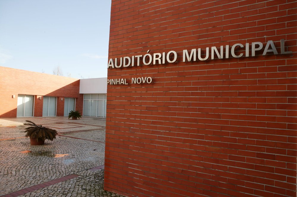 Auditório Municipal de Pinhal Novo Recebe Espetáculo Musical "Cabra Cega e Amigos"