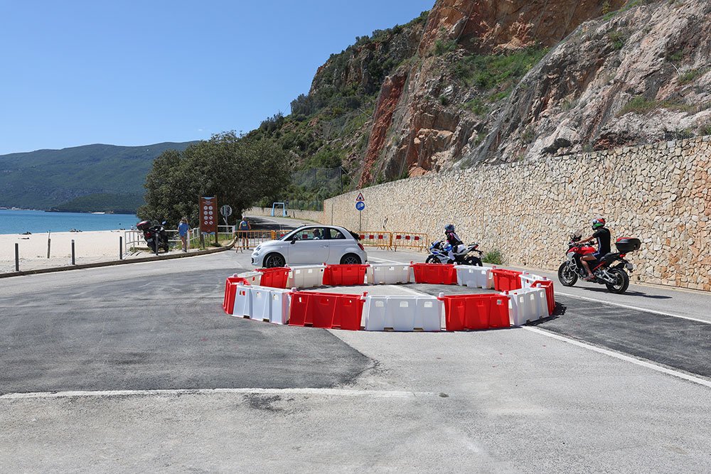 Câmara de Setúbal inaugura rotunda "low cost" na Figueirinha com barreiras de plástico provisórias