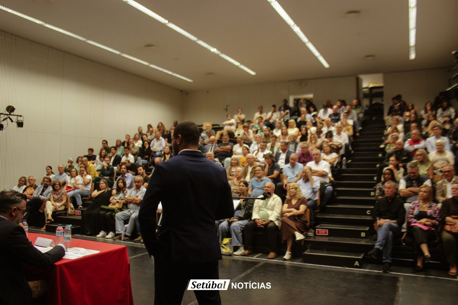 Mais de 200 espectadores e três horas de debate marcam noite em Setúbal
