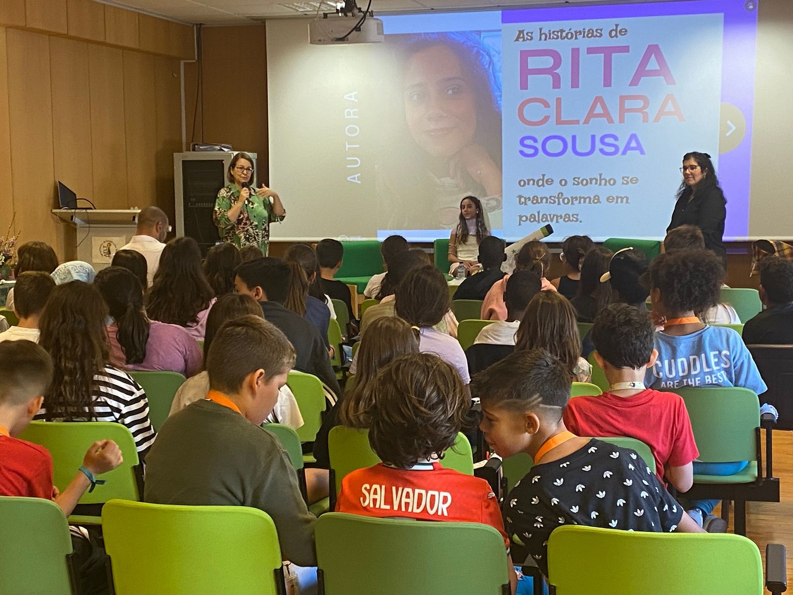Jovem autora setubalense encanta na Escola Luísa Todi com o livro “O Mundo das Mapolitanas”